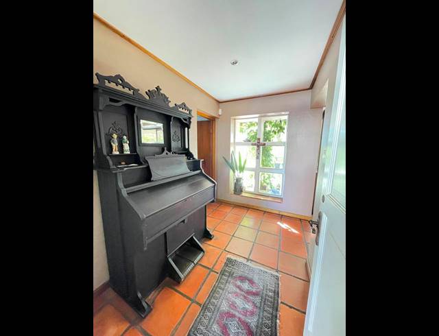 5 BEDROOM HOUSE FOR SALE IN BERGZICHT